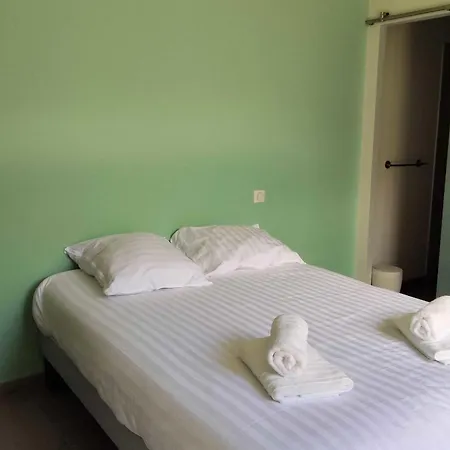 House For 8 With Private Pool 度假居 *