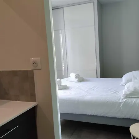 House For 8 With Private Pool 度假居