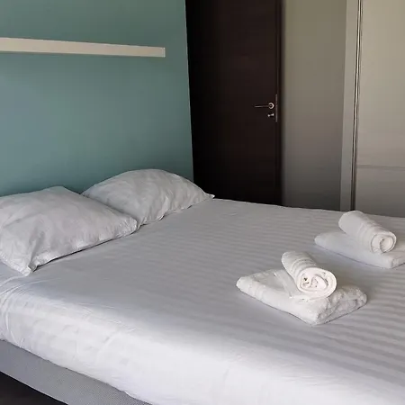 House For 8 With Private Pool 度假居 *