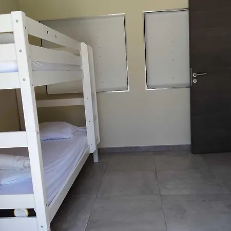 House For 8 With Private Pool 度假居