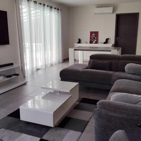 House For 8 With Private Pool