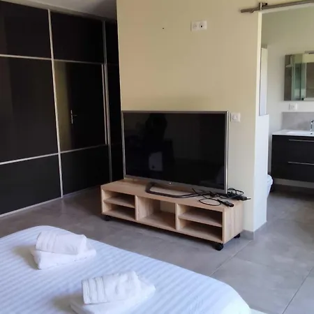 House For 8 With Private Pool 度假居