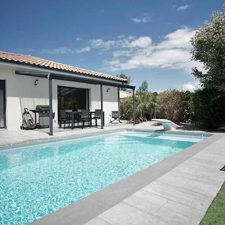 House For 8 With Private Pool 度假居